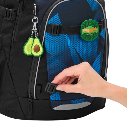 Detailansicht eines COOCAZOO Schulrucksacks MATE mit abnehmbaren Clips und Anhängern.