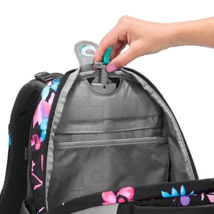 COOCAZOO Schulrucksack MATE Floral Artnight mit Hand, die einen Clip im Innenfach zeigt.