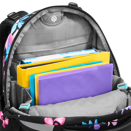 Rucksack mit geöffnetem Hauptfach, gefüllt mit Heftern und Unterlagen in verschiedenen Farben.