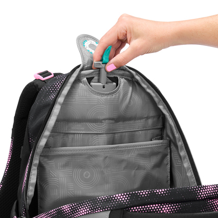 Innenansicht des COOCAZOO Schulrucksacks MATE mit Hand, die einen Clip in das Fach einführt.