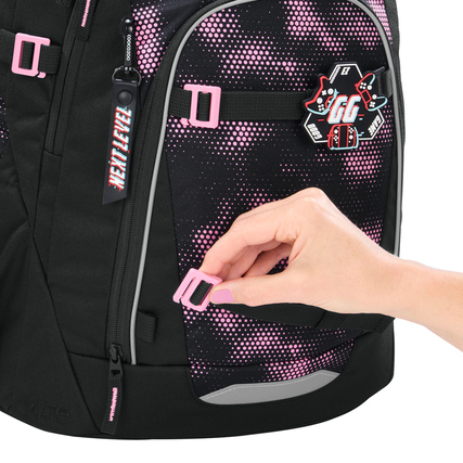 Schulrucksack COOCAZOO MATE in Pink Illusion mit Hand, die einen Clip an der Vorderseite anpasst.