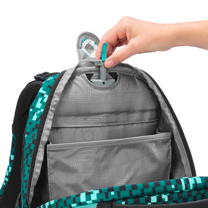 Nahaufnahme des Innenraums eines COOCAZOO Schulrucksacks mit zusätzlichem Fach und Tragegriff.