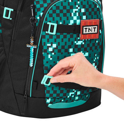 Schulrucksack COOCAZOO MATE Pixel Blox mit farbigen Clips zum Personalisieren in Nahaufnahme.