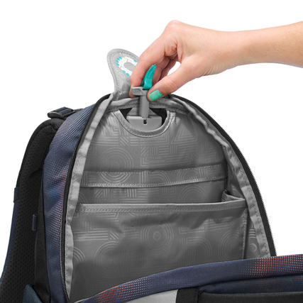 Öffnung des COOCAZOO Schulrucksacks MATE mit herausnehmbarem Einteiler und Fächern.
