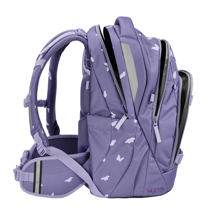Schulrucksack MATE in Lila mit reflektierenden Elementen und mehreren Fächern, seitliche Ansicht.