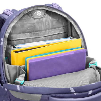 Schulrucksack COOCAZOO MATE mit geöffneter Klappe, gefüllt mit Mappen und Heften.