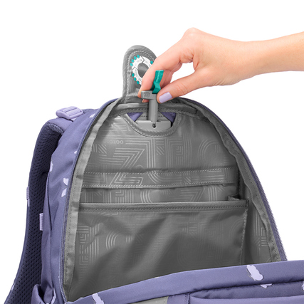 Schulrucksack COOCAZOO MATE mit geöffnetem Hauptfach und herausnehmbarem Einteiler.