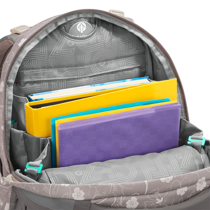 Innenansicht des COOCAZOO Schulrucksacks MATE mit Heften und Fächern.