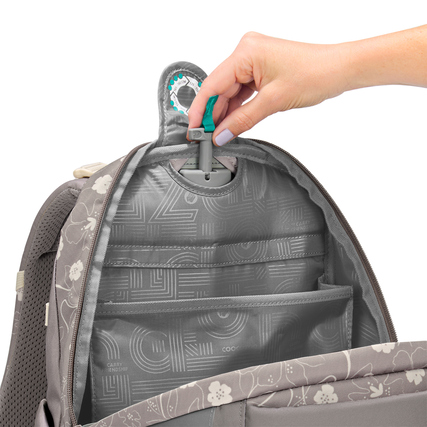 Blick ins Innere eines COOCAZOO Schulrucksacks MATE Vanilla Bloom mit abnehmbarem Clip.