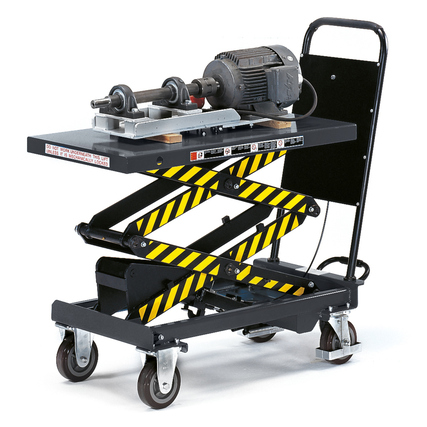 Hubtischwagen mit Hydraulikpumpe, Doppelschere und Plattform, beladen mit Maschinenmotor.