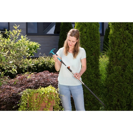 GARDENA Aufsatz Teleskopstiel Kleinhäckchen, Person hält ihn im Garten.