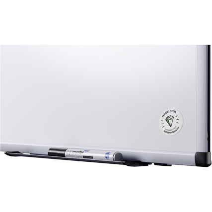 Weißes Whiteboard mit magnetischer Oberfläche, Halterung für Marker und Zertifizierungssiegel.