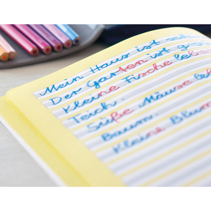 Bunt beschriebene Zeilen in einem Notizbuch mit Silbentrennstift, Schreibübung für Kinder.