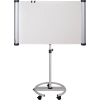 Höhenverstellbares Flipchart im Hochformat mit stabiler Basis und Rollen.