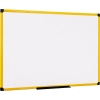 Weißes Whiteboard mit gelbem Rahmen, geeignet für Wandmontage.