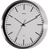 Runde Wanduhr mit weißen Ziffernblatt, schwarzen Zeigern und einem silbernen Gehäuse.