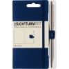 Stiftehalter in marineblau mit Verpackung und einem Stift, der zur Illustration dient.