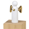 Weiße Dekorationsfigur eines Engels mit goldenen Flügeln auf einem Holzblock.