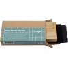 Holz-Board-Eraser in Verpackung mit weißem Reinigungspad und schwarzem Mikrofasertuch.