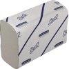 Narrowfold-Papierhandtücher in einem Stapel mit Scott-Logo auf der Verpackung.