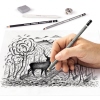 Hand zeichnet mit einem Bleistift eine Landschaft auf Papier, umgeben von Zeichenutensilien.