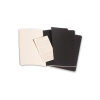 Vier schwarze Moleskine Notizhefte mit liniertem Papier und einem heraustrennbarem Blatt.