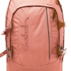 Rot-rosafarbener Schulrucksack mit Lederapplikationen und reflektierenden Elementen, Seitenansicht.