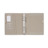 Offene Seitenansicht eines beige Filofax Organisers mit Ringen und Fächern.