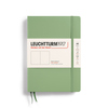 Grünes Notizbuch im DIN A5 Format mit elastischem Band und beschriftetem Informationsetikett.
