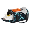 Sporttasche mit Schuhen, Wasserflasche und Kleidung, offen mit erkennbaren Fächern.