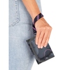 Geldbörse mit Handschlaufe wird von einer Person in der Hand gehalten.