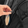 Hand, die einen Anhänger mit Karabinerhaken am Rucksack einhängt.