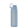 Edelstahl-Trinkflasche in Nordic Ice Blue mit Schraubverschluss und Handgriff.