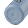 Bodenansicht einer blauen Edelstahl-Trinkflasche mit der Aufschrift "Satch" und Füllmengensangabe.