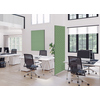 Grünes hexagonales Dekobild in einem modernen Büro mit Schreibtischen und Fenstern.