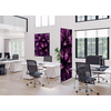 Dekobild mit Kaktus-Motiv in violetten Farbtönen an der Wand eines modernen Büros.