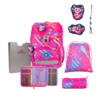 Schulranzen in Neon-Pink mit Zubehör wie Federmäppchen und Rucksack auf weißem Hintergrund.