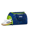 Sporttasche in Blau mit grünem Reißverschluss und weißen Schuhen im Nassfach.