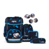 ergobag Schulranzen cubo 28 x 38 x 25 cm (B x H x T) 19l Magnetschnalle inkl. Sportbeutel, Federmäppchen (gefüllt mit Lyra Stiften), Schlampermäppchen, 4 x Klettie Gewicht: 1.100g 100 % Polyester dunkelblau VerfolgBärjagd