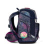 Seitenansicht eines ergobag Schulranzens in der SUPER REFLEX GLOW Edition mit buntem Muster.