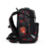 Seitliche Ansicht eines ergobag Schulranzen cubo light in grauem und rotem Design mit Seitentasche.