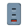 GaN-Ladegerät mit zwei USB-C- und einem USB-A-Anschluss auf der Vorderseite.