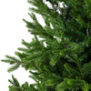 Dicht bewachsener, dunkelgrüner Weihnachtsbaum mit naturgetreuen Nadeln.