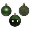 Drei Christbaumkugeln in verschiedenen Grüntönen und Oberflächenstrukturen, Durchmesser 6 cm.