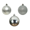 Drei glänzende Christbaumkugeln in Silber, eine matt, eine glitzernd, eine hochglänzend.