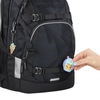 Schulrucksack mit bunten Anhängern und einem abnehmbaren Patch in der Hand.