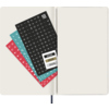 Blick auf offene Seiten eines Moleskine Buchkalenders mit bunten Stiftschablonen für das Jahr 2026.
