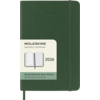 Grüner Softcover-Buchkalender 2026 mit Wochenübersicht und linierten Seiten.