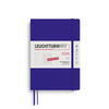 Blauer Buchkalender im A5-Format mit einem weißen Coverlabel und zwei Lesezeichen.