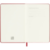 Offene Seitenansicht eines scharlachroten Hardcover Buchkalenders im DIN A6 Format.